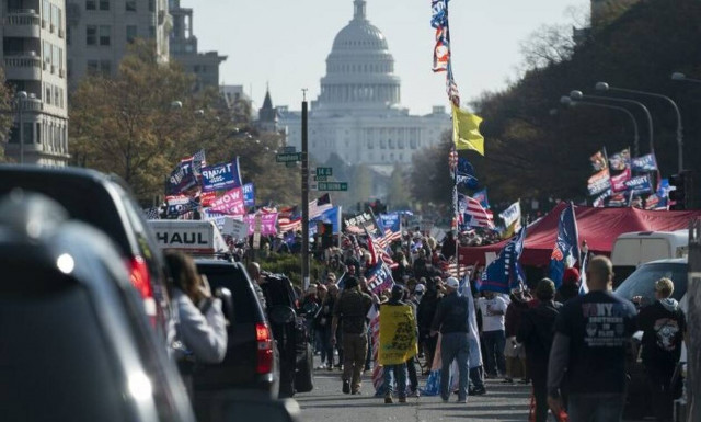 Εκλογές ΗΠΑ: Εκατοντάδες οπαδοί του Τραμπ στην Ουάσιγκτον φωνάζουν για «κλοπή»