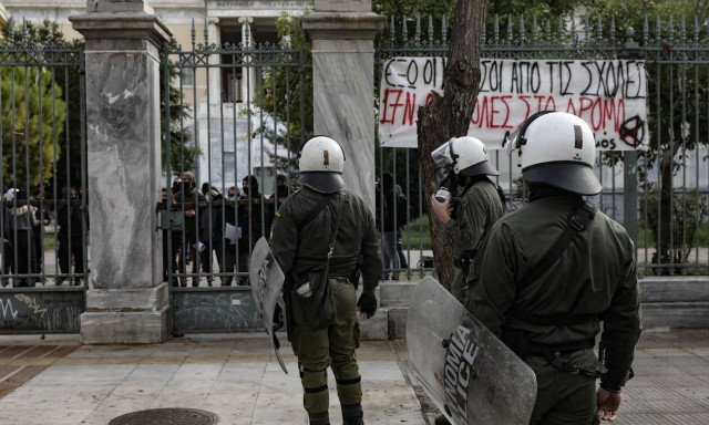 Επέτειος εξέγερσης Πολυτεχνείου: Τρεις λαλούν και δυό χορεύουν