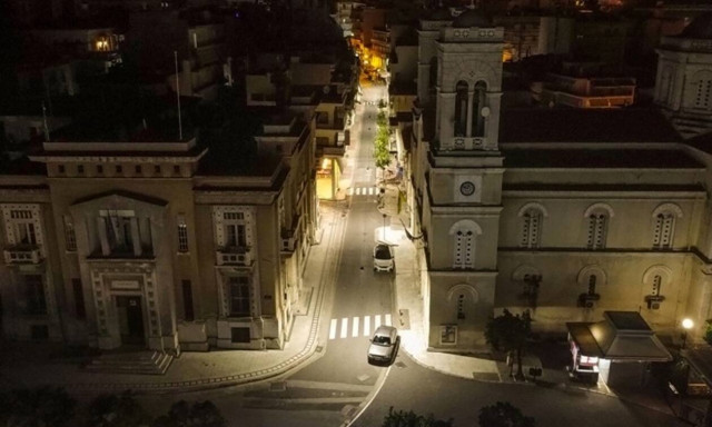 Η Λαμία του lockdown τη νύχτα - Εντυπωσιακές εικόνες από ψηλά