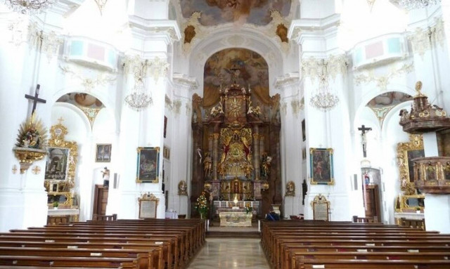 Ντροπή! Ιερόσυλοι αποκεφάλισαν άγαλμα της Παναγίας έξω από εκκλησία