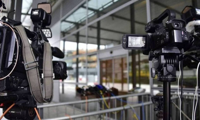 Des O'Connor: Πέθανε ο θρυλικός Βρετανός παρουσιαστής