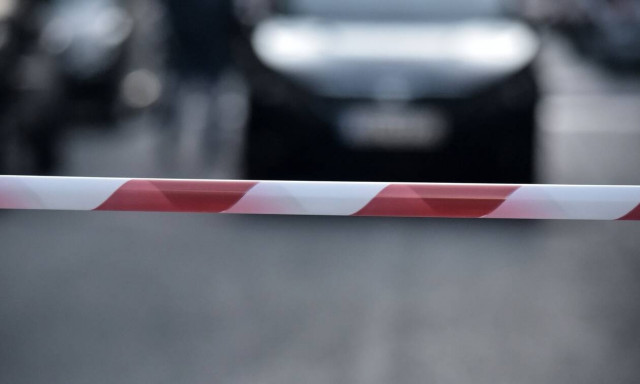 Γιατί οι αστυνομικοί αγγίζουν το αυτοκίνητο όταν σε σταματούν για έλεγχο