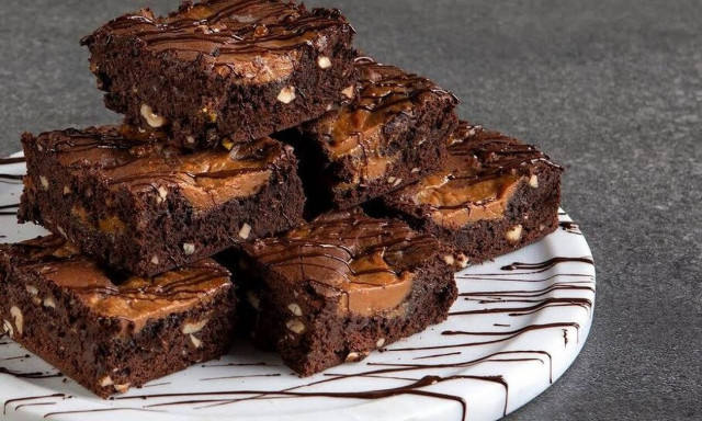 Άκης Πετρετζίκης: Απολαυστικά brownies με καραμέλα