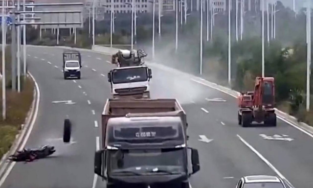 Απίστευτο ατύχημα: Tροχός από γερανό πέφτει πάνω σε σκούτερ