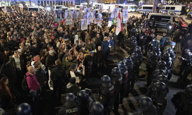 Κορονοϊός: Οι κυβερνήσεις προειδοποιούν ότι η χαλάρωση των μέτρων θα αργήσει