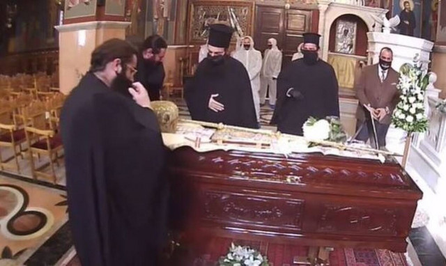 Απίστευτες εικόνες: Έβγαζαν τη μάσκα για να προσκυνήσουν τη σορό του Μητροπολίτη Λαγκαδά