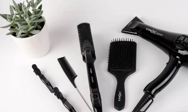 Αυτός είναι ο σωστός τρόπος να πλένεις τη βούρτσα των μαλλιών σου