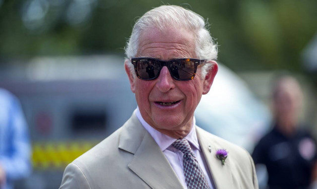 Ο πρίγκιπας Κάρολος παρουσιάζει μια βιώσιμη σειρά ρούχων