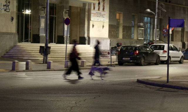 Κορονοϊός - Μάχη σε τρία μέτωπα: Τα κρούσματα, το εμβόλιο και το λιανεμπόριο