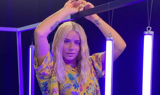 Ζόζεφιν: Με αποκαλυπτική διάθεση στην καραντίνα - Οι πόζες με λευκό σορτσάκι