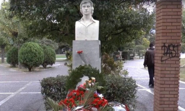 Ένταση στη Μυτιλήνη: Αστυνομικοί απώθησαν ομάδα να πλησιάσει την προτομή του Μιχάλη Μυρογιάννη