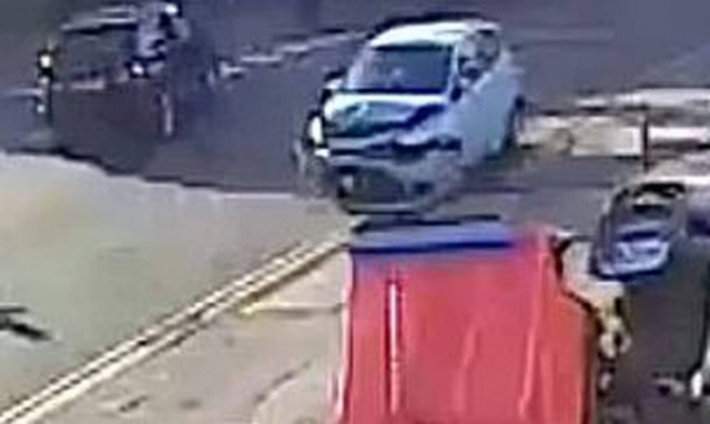 Έσπασε όλα τα ρεκόρ: Τράκαρε έξι φορές σε ένα λεπτό! (video)