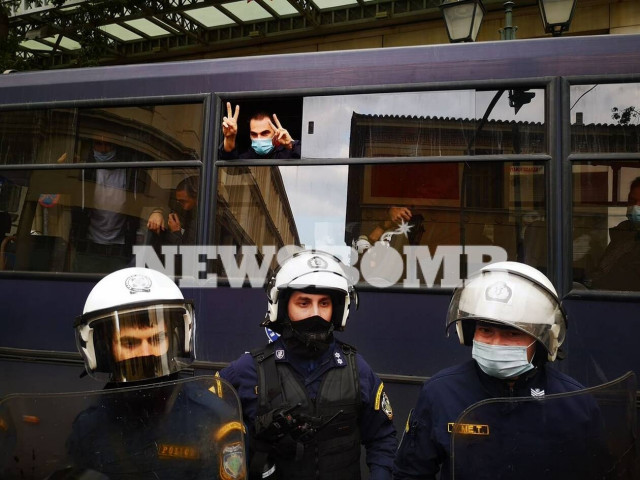 Πολυτεχνείο 2020: Η στιγμή που η ΕΛ.ΑΣ. βάζει στην κλούβα τους προσαχθέντες 