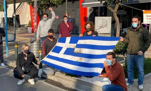 Επέτειος Πολυτεχνείου: Στο μνημείο του Παύλου Φύσσα η ιστορική σημαία - Παρούσα η Μάγδα Φύσσα