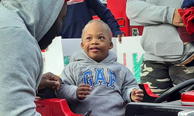 Τρίχρονος νίκησε τον καρκίνο και επέστρεψε σπίτι -Τον περίμενε μια έκπληξη 