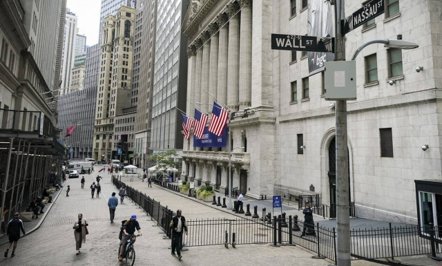 Wall Street: «Φρένο» στα ρεκόρ - Νέα άνοδος για το πετρέλαιο