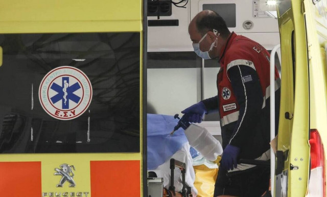Κορoνοϊός: «Καταρρέει» το ΕΣΥ στη Θεσσαλονίκη - Στέλνουν τους ασθενείς σε άλλες πόλεις 