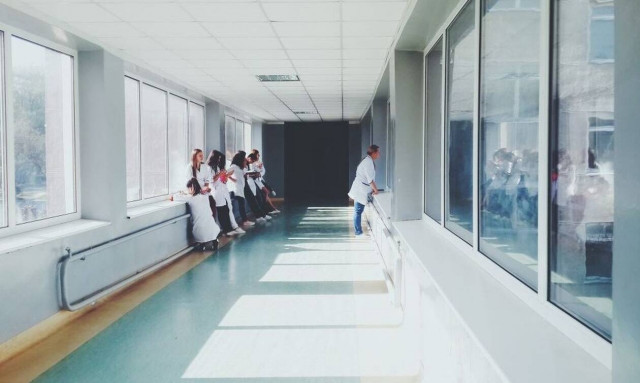 Κορονοϊός: Συνωμοσιολόγοι... μπούκαραν σε ΜΕΘ για να αποδείξουν πως δεν υπάρχει ο ιός!