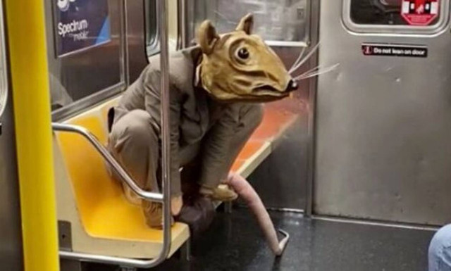 Η... τρέλα πάει στη Νέα Υόρκη: Άντρας κυκλοφορεί ντυμένος αρουραίος (video)