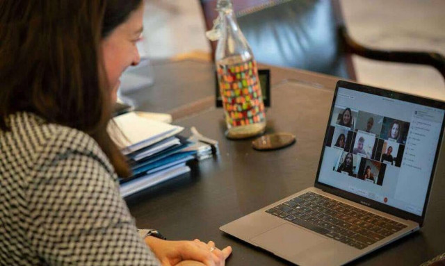 Τηλεκπαίδευση: Η Κεραμέως συμμετείχε σε διαδικτυακή διδασκαλία και συνομίλησε με παιδιά