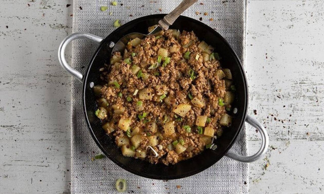 Άκης Πετρετζίκης: Πατάτες με κιμά στο τηγάνι