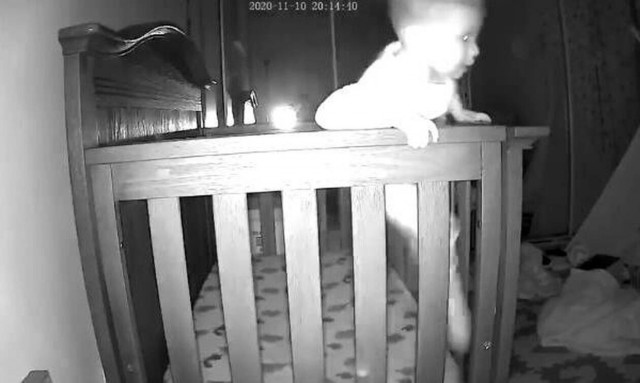 Κάμερα ασφαλείας: Δείτε τι κάνει ο μπόμπιρας όταν φεύγει ο μπαμπάς του!