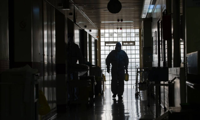 Κρούσματα σήμερα: Τρόμος για νέο αρνητικό ρεκόρ – «Αδειάζει» η κλεψύδρα του ΕΣΥ