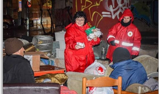 Κορονοϊός: Ο Ελληνικός Ερυθρός Σταυρός στο πλευρό των αστέγων στο λιμάνι του Πειραιά