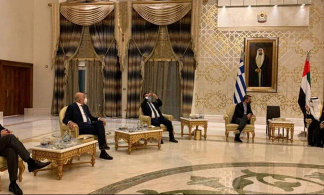 Τι απαντά ο Άδωνις για την φωτογραφία-viral στα Ηνωμένα Αραβικά Εμιράτα