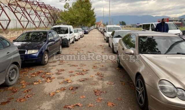 Κορονοϊός: Ουρές για τα rapid test στη Λαμία (pics)