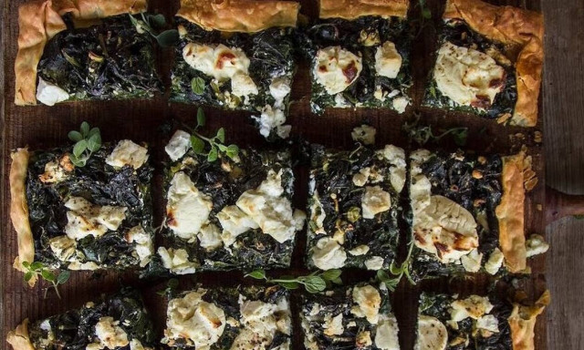 Άκης Πετρετζίκης: Λαχταριστή ανοιχτή σπανακόπιτα