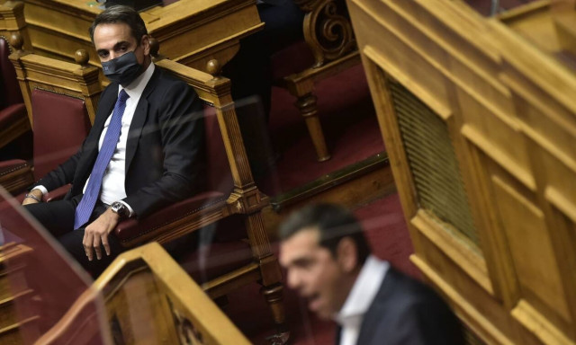 «Πόλεμος» ΝΔ - ΣΥΡΙΖΑ για πανδημία, τηλεκπαίδευση, εμβόλιο και στο βάθος η «Αυγή»