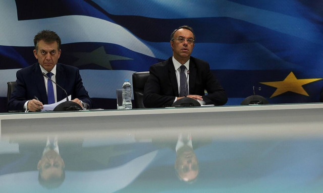 Έκτακτο βοήθημα Χριστουγέννων: Live οι ανακοινώσεις Σταϊκούρα-Βρούτση