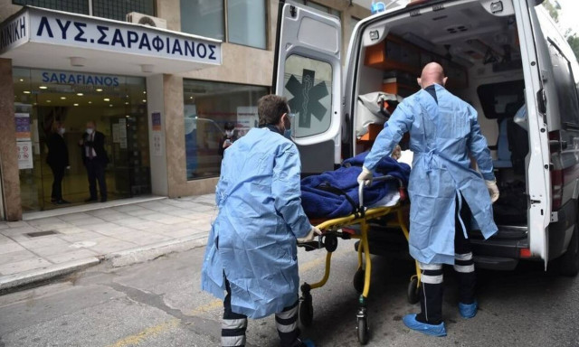 Κορονοϊός Θεσσαλονική: Ξεκίνησαν οι διακομιδές ασθενών σε ιδιωτικές κλινικές