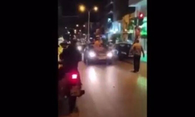 Χαμός στου Ζωγράφου: Γδύθηκε στη μέση του δρόμου και άρχισε να χοροπηδά πάνω σε αυτοκίνητα (vid)