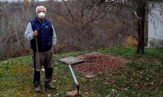 Κορονοϊός - Δράμα: Καραντίνα με μάσκες κι αποστάσεις ασφαλείας σ' ένα χωριό μόλις εννιά κατοίκων	