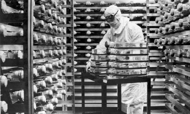 Εμβόλιο Pfizer: Με κομμένη την ανάσα η ανθρωπότητα - Πότε φτάνει στην Ευρώπη η «ένεση ελπίδας»