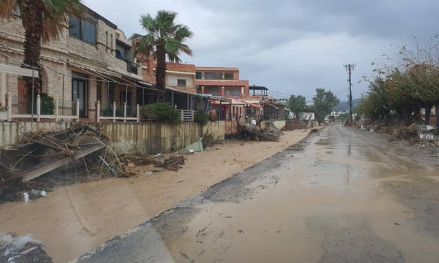 Στο έλεος της κακοκαιρίας ξανά η Κρήτη: Δρόμοι ποτάμια και κατολισθήσεις - Έπεσε τμήμα μπαλκονιού