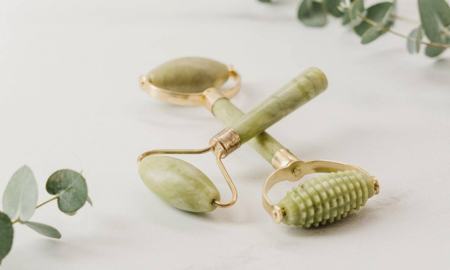 Jade roller: Το απόλυτο εργαλείο ομορφιάς που πρέπει να έχεις στο νεσεσέρ σου