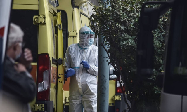 Κρούσματα σήμερα: Φόβος για νέα «μαύρα» ρεκόρ - Αγωνία για τις ΜΕΘ σε όλη την Ελλάδα