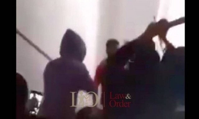 Άγριο φονικό στα Καμίνια: Συγκλονιστικό βίντεο από την αιματηρή συμπλοκή με έναν νεκρό