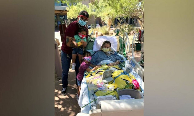 Μητέρα επέστρεψε στο σπίτι της μετά από 100 μέρες μάχης με τον κορονοϊό