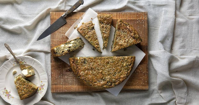 Άκης Πετρετζίκης: Σπανακόπιτα με αλεύρι ολικής άλεσης