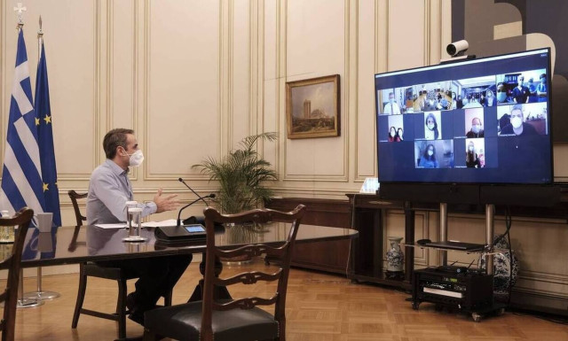 Mitsotakis in video conference with volunteer nurses