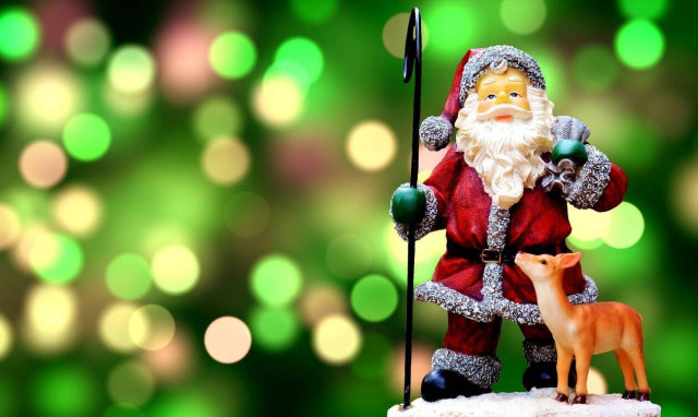 Τεράστιος Άγιος Βασίλης με… μάσκα στο Δήμο Γλυφάδας (pics)