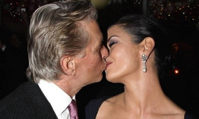 Τζόουνς-Ντάγκλας: Γιόρτασαν 20 χρόνια γάμου (vid)