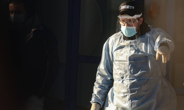 Κρούσματα σήμερα: «Θερίζει» ο κορονοϊός στις ηλικίες 18-64 - 13 νεκροί σε μια μέρα