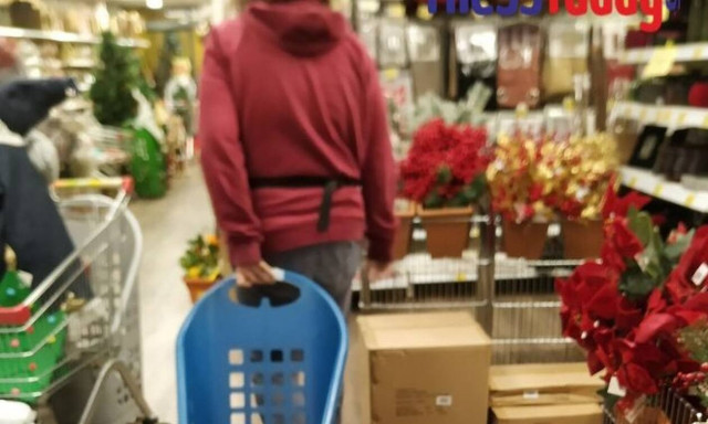 Σάλος στην Κατερίνη: Άνοιξαν τα καταστήματα και βάζουν κόσμο από την... πίσω πόρτα! (pics)