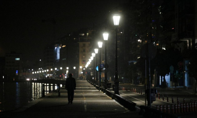 Lockdown: Με απαγορεύσεις μία ανάσα πριν τα Χριστούγεννα - 1.000 νεκροί μόνο τον Νοέμβριο