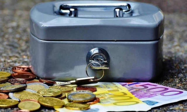 ΟΠΕΚΑ: «Βρέχει» λεφτά - Πότε πληρώνονται οι δικαιούχοι τα επιδόματα - Πόσα χρήματα θα πάρουν 